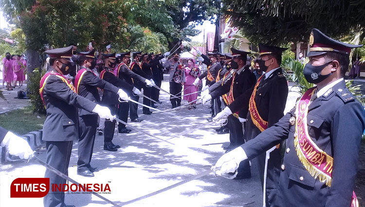 Tradisi Pedang pora saat pelepasan Kapolres Sumba Timur NTT AKBP Handrio Wicaksono, S.I.K bersama isteri di halaman Mapolres Sumba Timur. (FOTO: Habibudin/TIMES Indonesia)