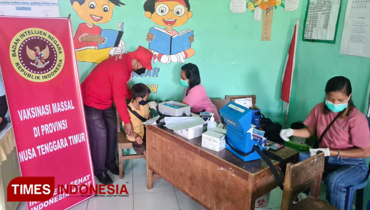 BINDA SBD NTT saat melaksanakan Vaksin bagi anak, pelajar dan masyarakat umum di Kabupaten Sumba Barat Daya. (FOTO: Habibudin/TIMES Indonesia)
