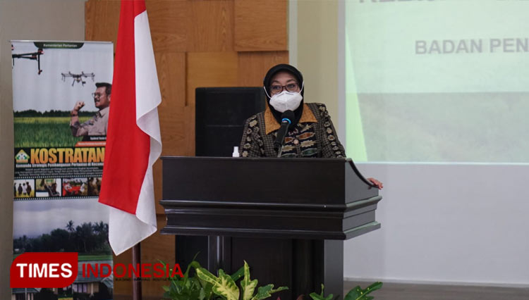 Sekretaris BPPSDMP Kementerian Pertanian, Siti Munifah berbicara dalam agenda Pembinaan Pegawai di BBPP Ketindan, Kabupaten Malang, Jumat (11/2/2022). (FOTO: Imadudin Muhammad/TIMES Indonesia)