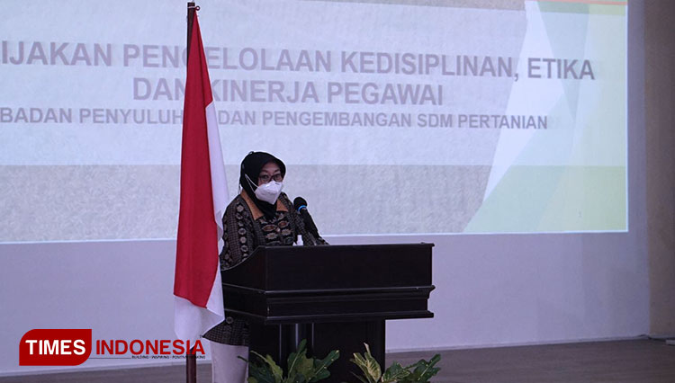 Sekretaris BPPSDMP Kementerian Pertanian, Dr. Ir. Siti Munifah, M.Si, saat memberikan arahan di BBPP Ketindan, Jumat (11/2/2022). (FOTO: Imadudin Muhammad/TIMES Indonesia)