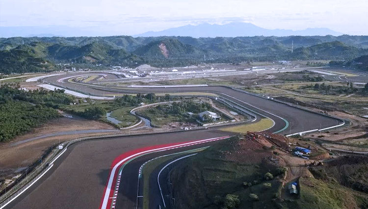 Foto udara Pertamina Mandalika International Street Circuit jelang tes pramusim MotoGP, Rabu (9/2/2022). MotoGP Official Test atau tes pramusim untuk seri balap MotoGP 2022 akan berlangsung di Sirkuit Mandalika pada 11-13 Februari. (FOTO: ANTARA)
