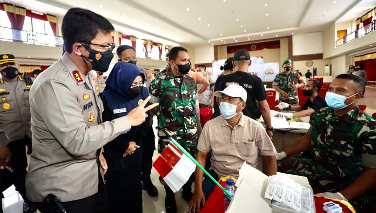 Kapolda Jatim, Irjen Pol Nico saat memantau vaksinasi massal di Kabupaten Mojokerto, Jumat (11/2/2022) (Dok. TIMES Indonesia)