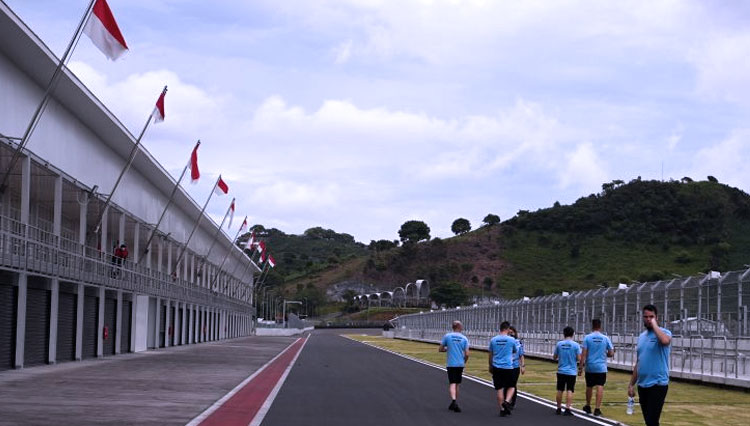 Sejumlah-kru-Gresini-Racing-Team-berjalan-di-depan-paddock.jpg