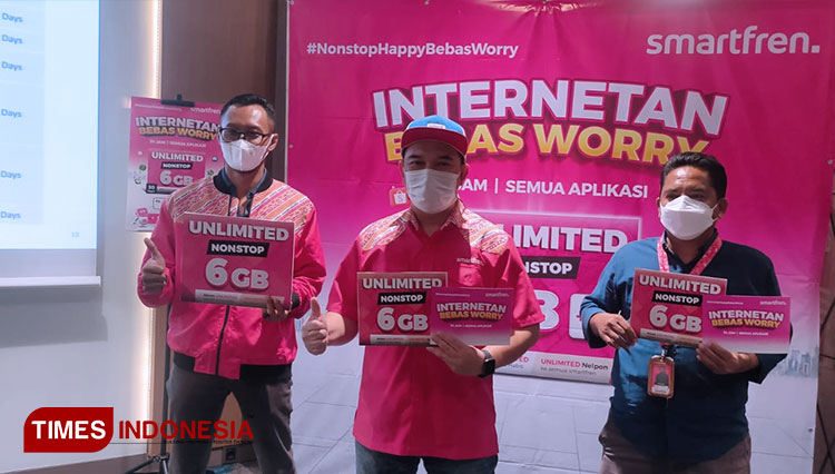 Smartfren mengenalkan paket Unlimited Nonstop di Surabaya, Jumat (11/2/2022). (Foto: Lely Yuana/TIMES Indonesia)