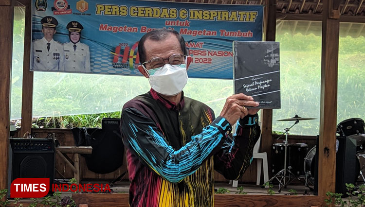 Bupati Suprawoto usai menerima buku berjudul