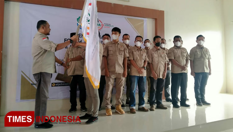 Ketua FJA Pusat, M. Saleh menyerahkan bendera pataka kepada pengurus FJA Abdya. (FOTO: T. K Rahmat H/TIMES Indonesia)