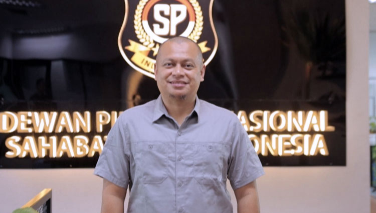 Ketua Umum Sahabat Polisi Indonesia (SPI), Fonda Tangguh saat santai di kantornya (FOTO: Dokumen/SPI)