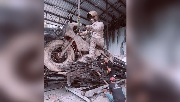 Mendekati-proses-akhir-pembuatan-patung-Presiden-Jokowi-mengendarai-sepeda-motor.jpg