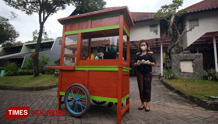 Rombong Bakso Sayang keliling kamar tamu Whiz Hotel Surabaya, Sabtu (12/2/2022). (Foto: Lely Yuana/TIMES Indonesia)