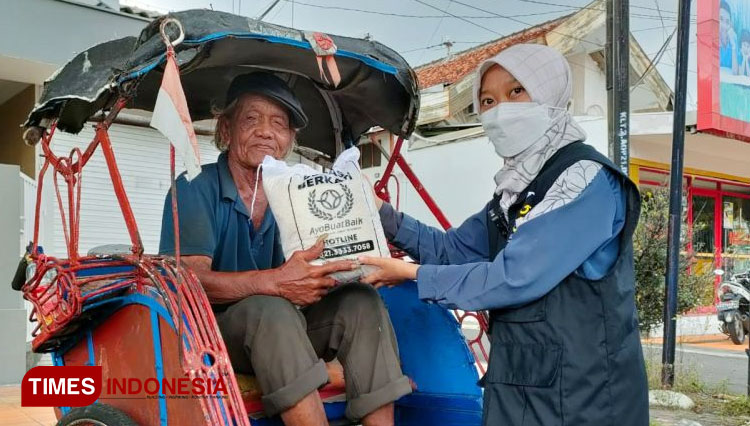 Pak Parno ketika menerima bingkisan sembako dari tim Ayo Buat Baik Indonesia (ABBI), Selasa (8/2/2022). (Foto: ABBI for TIMES Indonesia)