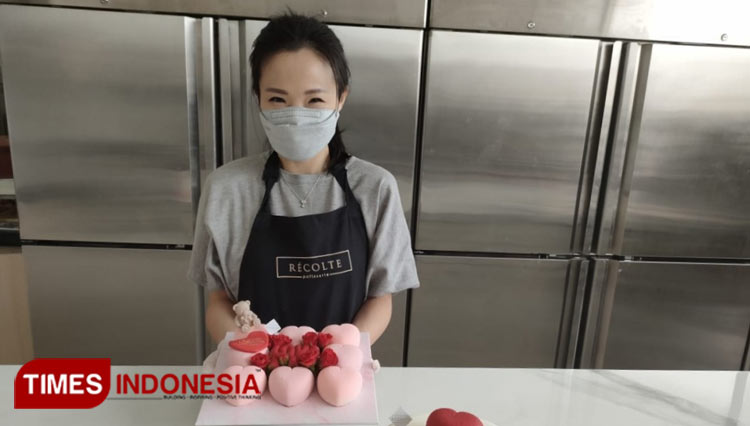 Felicya Go Selaku Founder Recolte Pastisserie menunjukan dua Mousse Cake spesial Valentine. (foto: Shinta Miranda/TIMES Indonesia)