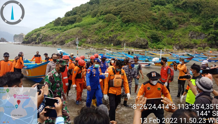 Proses evakuasi korban hilang yang sudah ditemukan akibat terseret ombak di Pantai Payangan Jember. (Foto: Kasatpolair Polres Jember for TIMES Indonesia)