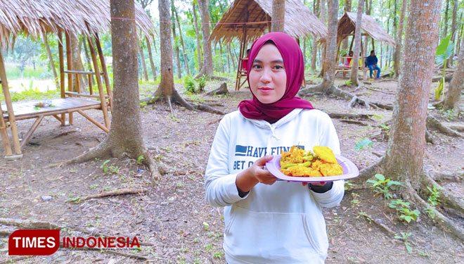 Selebtiktok @dsandraa menyarankan agar perlu sentuhan dan penambahan fasilitas di wisata Kedung Maling agar semakin asik dikunjungi. (Foto: Firmansyah/TIMES Indonesia)
