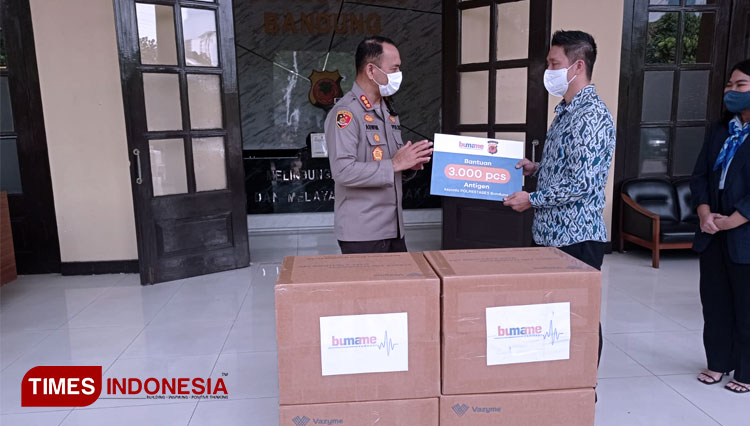 Kapolrestabes Bandung, Kombes. Pol. Aswin Sipayung menerima CSR dari Bumame Farmasi, di Mako Polrestabes Bandung, Senin (14/2/2022). (FOTO: Iwa/TIMES Indonesia)