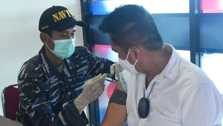 Lantamal IX bekerja sama dengan TVRI Stasiun Maluku Vaksinasi Covid-19 warga Gunung Nona dan sekitarnya di Kantor TVRI Stasiun Maluku,  Senin (14/02/2022). (Foto: Lantamal IX) 