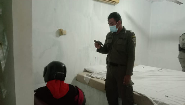 Razia hotel oleh Satpol PP Surabaya di malam valentine 2022. (FOTO: Kominfo/TIMES Indonesia)