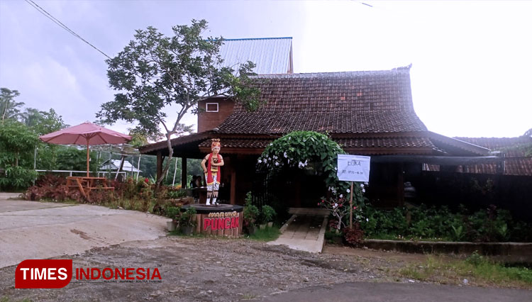 Suasana-dan-sajian-Warung-Puncak-di-Lingkungan-Dukuh-2.jpg