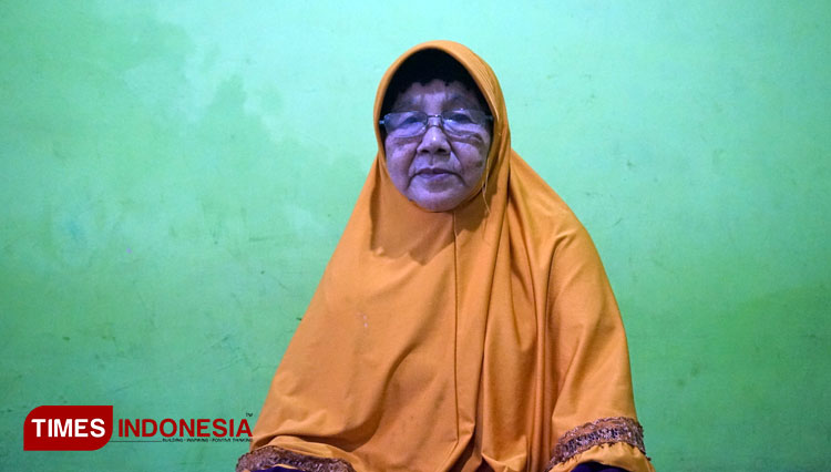 Foto: Widji Kulsum (72), Mbah buyut dengan 9 cicit saat ditemui TIMES Indonesia di kediamannya, Senin (14/2/2022) (Foto: Theo/TIMES Indonesia)