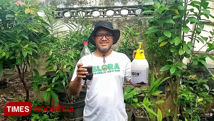 Eko menunjukkan pestisida alami hasil daur ulang puntung rokok yang telah diolahnya.(Foto: Firmansyah/Times Indonesia)