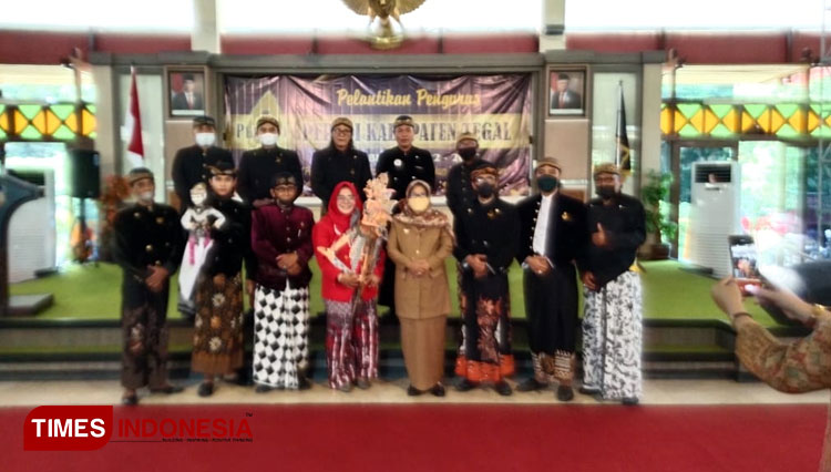Bupati Tegal, Hj Umi Azizah foto bersama pengurus Pepadi Kabupaten Tegal masa bakti 2022-2027. (Foto : Dimas Reza Yogatama For Times Indonesia)