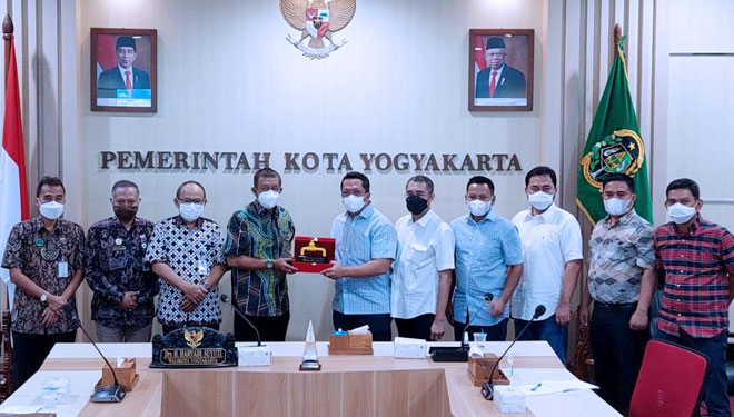 Direktur Utama PT PGN Tbk M Haryo Yunianto menyerahkan cinderamata kepada Wali Kota Yogyakarta Haryadi Suyuti.