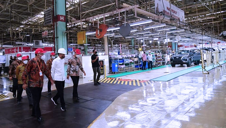 Presiden Joko Widodo melepas ekspor perdana mobil Fortuner ke Australia, Selasa (15/2/2022)di Karawang, Jawa Barat. Ekspor fortuner ini dilakukan oleh PT Toyota Motor Manufacturing Indonesia (TMMI). (FOTO: Setkab RI)