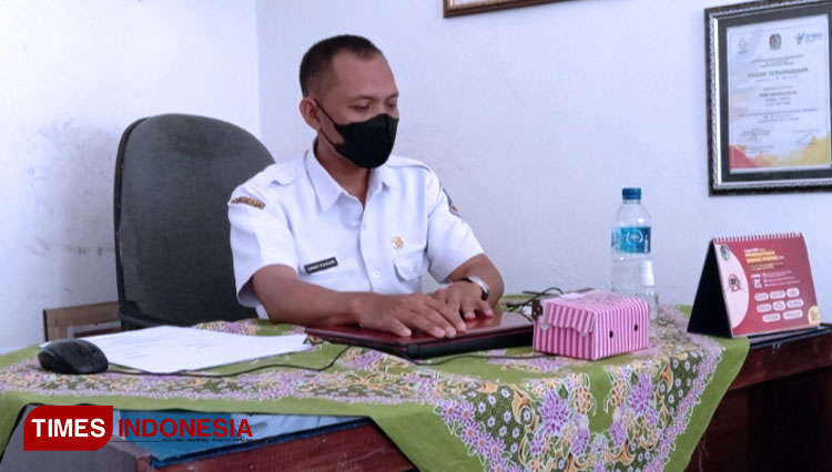 Kepala Puskesmas Singojuruh, Ahmat Kundori saat ditemui di ruangannya (FOTO: Rizki Alfian/ TIMES Indonesia)