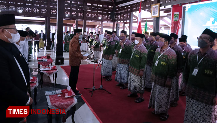 Ketua PBNU KH Amin Said Husni melantik Pengurus PCNU Kabupaten Malang masa khidmat 2021-2026. (FOTO: Binar Gumilang/TIMES Indonesia).