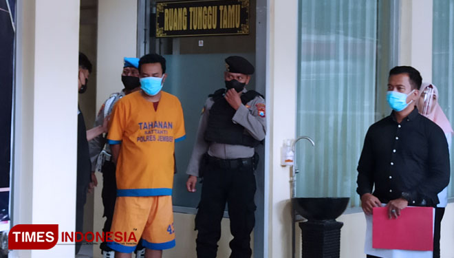 Nur Hasan (35) yang ditetapkan Polres Jember sebagai tersangka ritual maut Pantai Payangan. (Foto: Siti Nur Faizah/TIMES Indonesia)