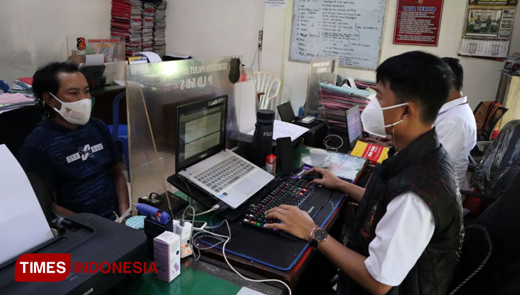 Oknum mengaku wartawan media online di Kabupaten Bondowoso saat diperiksa polisi (FOTO: Moh Bahri/TIMES Indonesia)