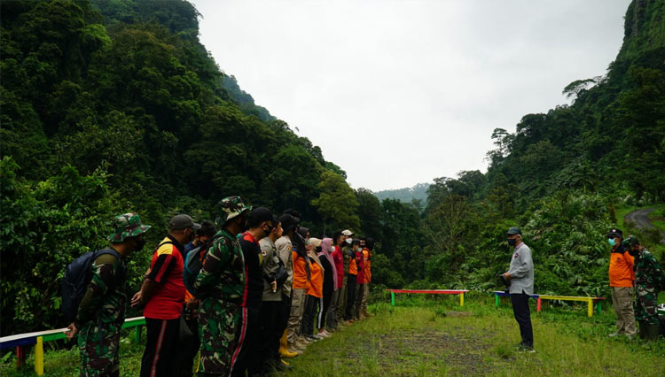 Pendakian Bukit Sirau untuk mengungkap penyebab terjadinya tanah longsor. (FOTO: Pendim 0702 Purbalingga for TIMES Indonesia)