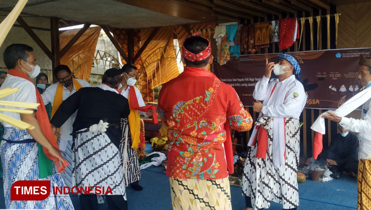 Wakil Bupati Sumedang, Erwan Setiawan bersama Kadisparbudpora, Bambang Riyanto dan Kadisdik, Agus Wahidin saat peragakan tarian seni budaya Tarawangsa di Desa Wisata Rancakalong Jabar, Rabu (16/2/2022). (FOTO: Alan Dahlan/TIMES Indonesia) 