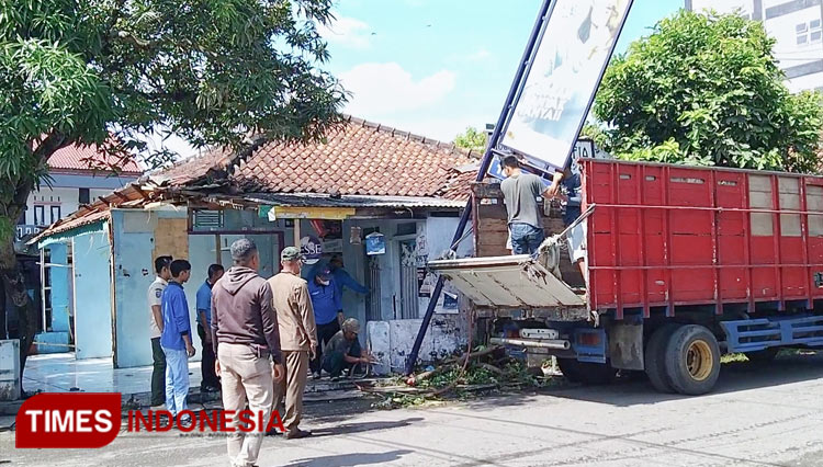 Langgar Aturan, 78 Reklame Di Pangandaran Dibongkar Petugas - TIMES ...