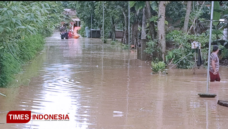 Hujan Lebat Dua Hari 12 Tanggul Sungai Di Ponorogo Jebol Times Indonesia 2465