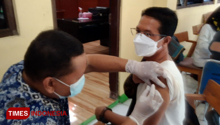 Wakil Ketua DPRD Kabupaten Tegal dari Fraksi Golkar, Agus Solichin sedang disuntik vaksin booster. (Foto : Dimas Reza Yogatama For Times Indonesia)