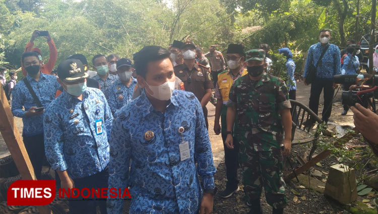 Bupati Kendal, Dico M Ganinduto saat meninjau rumah warga yang tertimpa pohon di Ngabean Boja Kendal, Kamis 17/2/2022. (Foto: Zamroni/TIMES Indonesia)