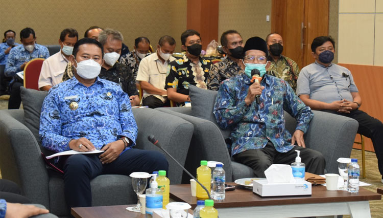 Anggota Komisi D DPRD Jatim Makin Abbas dalam kunjungannya disambut Bupati Lamongan Yuhronur Efendi di Ruang Command Center Pemkab Lamongan, Kamis (17/02/2022), Foto : Prokopim Lamongan for TIMES Indonesia)