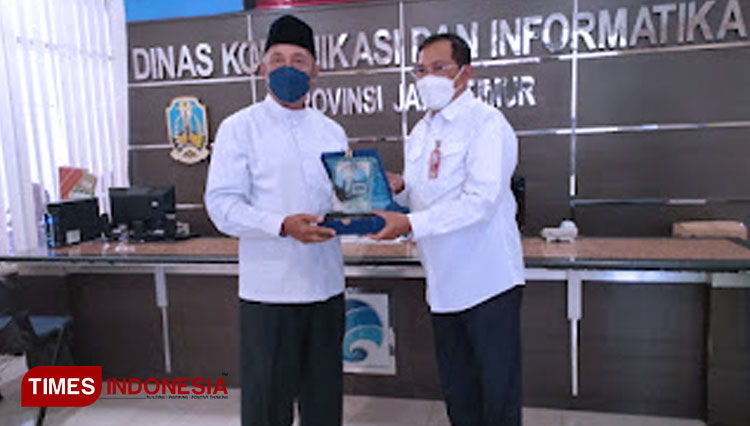 Arum Sabil Ketua Pramuka Kwarda Jatim bersama Kadis Kominfo Jatim Hudiyono dalam kerjasama Saka TIK. (FOTO: Kwarda Jatim/TIMES Indonesia) 