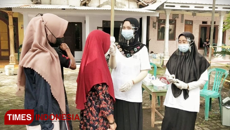 Pelaksanaan Prokes di TPS 5 Dusun Dandan Pilkades Desa Krejengan (FOTO : Sri Hartini / TIMES Indonesia)