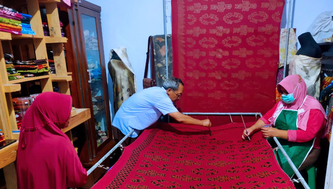 Proses Produksi Batik Seng di Griya Batik Sengguruh, Rabu (16/2/2022). (FOTO: Nur Akbar Erwinsyah Muhammad)