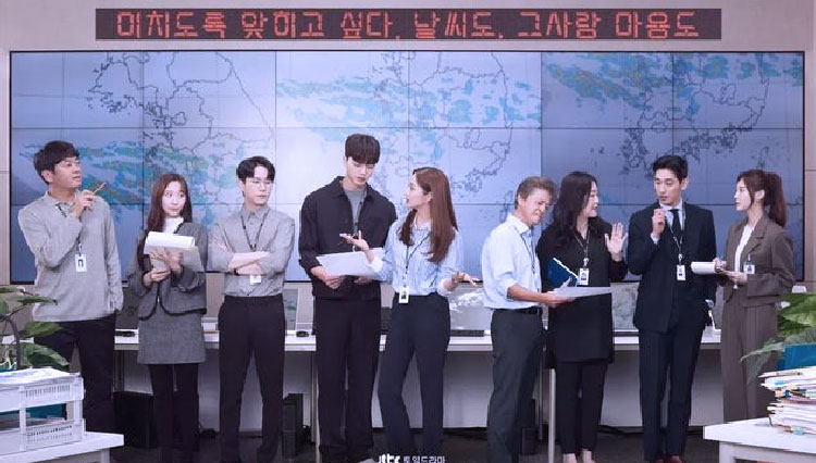 Sinopsis Forecasting Love and Weather mengisahkan percintaan di Badan Meteorologi Korea, dibintangi Song Kang dan Park Min-young. Foto: (Arsip Netflix via Hancinema)