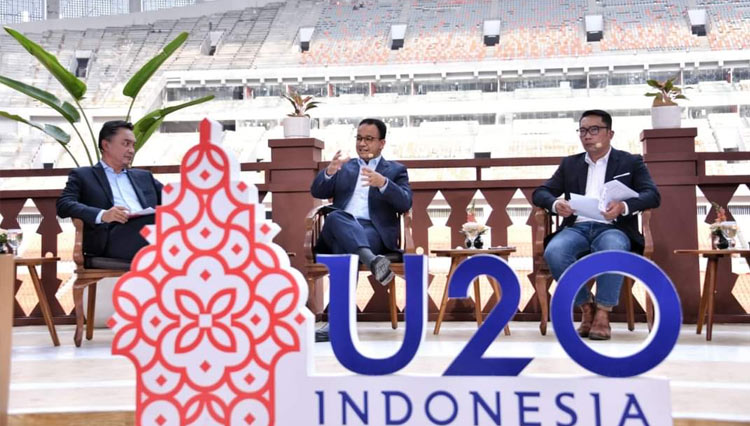 Gubernur DKI Jakarta Anies Baswedan saat menghadiri Bincang U20 di Jakarta International Stadium bersama beberapa tokoh lainnya. (FOTO: Pemprov DKI Jakarta)