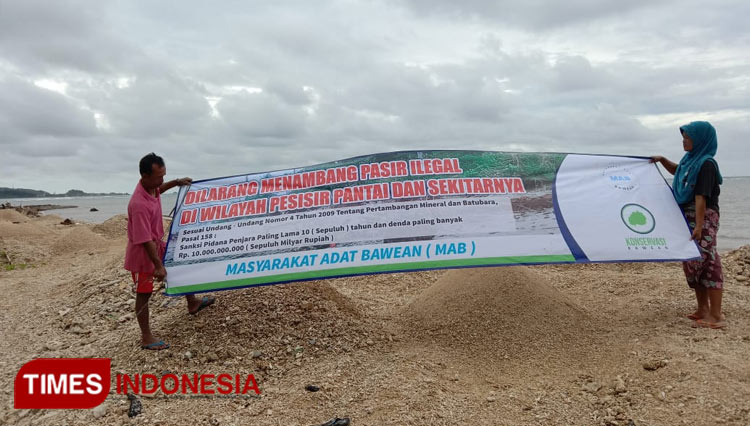 Masyarakat adat Bawean Gresik saat membentangkan spanduk penolakan aktivitas penambangan (Foto: Miftahul Faiz for TIMES Indonesia).