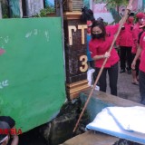 Turut Atasi Banjir, DPC PDI Perjuangan Lamongan Bersihkan Selokan dari Sampah