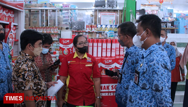 Dinas Perdagangan Koperasi dan UKM (Dindagkop ) Blora bersama tim Kemendag, melakukan monitoring stok minyak goreng di sejumlah pasar dan swalayan.(Foto: Firmansyah/Times Indonesia)