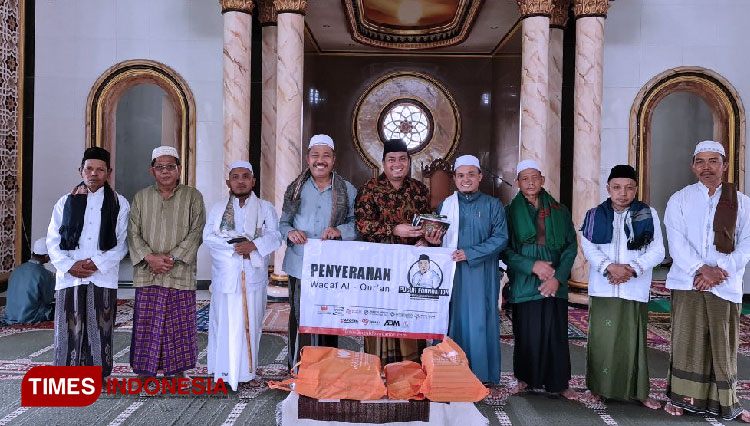 Penyerahan Waqaf Quran Kepada Gus Ali Murthadlo dan Ketua Takmir.